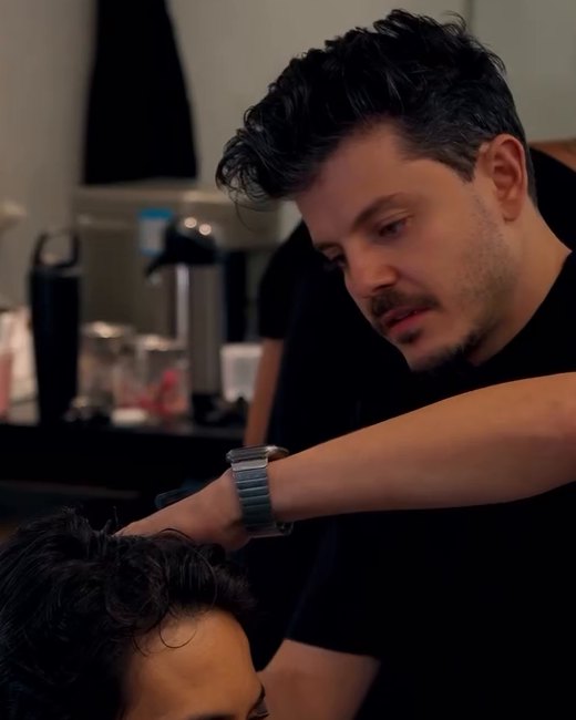 Lucas Sadi finalizando o corte de um cliente